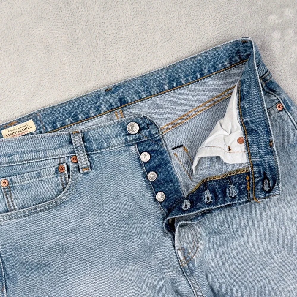 Levis Premium 501 Original Fit Jeans Mens 33x31 Light Wash Blue Straight Denim